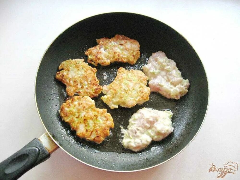 Куриные котлетки с сыром. Рубленные котлеты из куриного филе. Рубленные куриные котлеты с кабачком. Куриные котлеты с сыром рубленные на сковороде. Рубленые куриные котлетки с сыром.