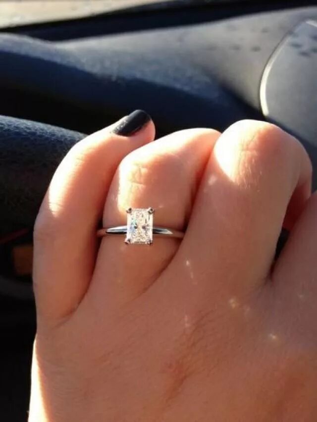 Женская рука с кольцом в машине. Рука на руле бентли. Фото кольца в машине. Машина с четырьмя кольцами. Мужская и женская рука в машине.