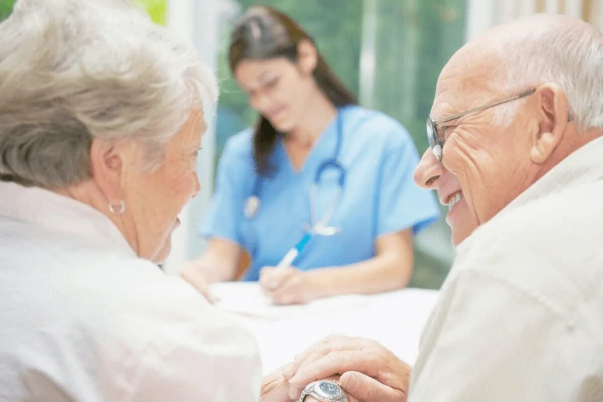 Измерение давления. Охрана здоровья пожилых. Пожилые и инвалиды. Социальный фон для престарелых. Охрана здоровья пожилых.