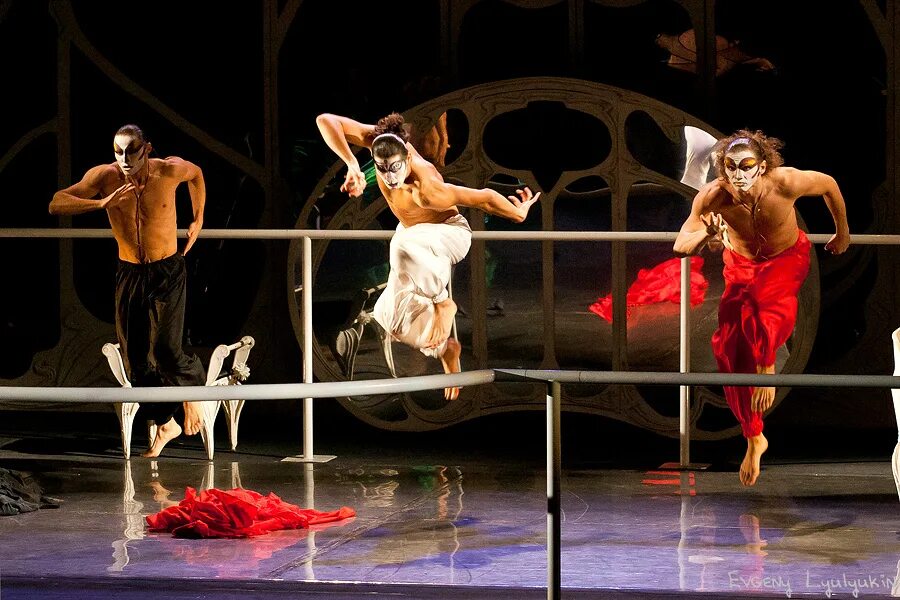 на сцене московского губернского театра | большая сцена. служанки виктюк спектакль. служанки спектакль. музыка из спектакля служанки. театр романа виктюка служанки.