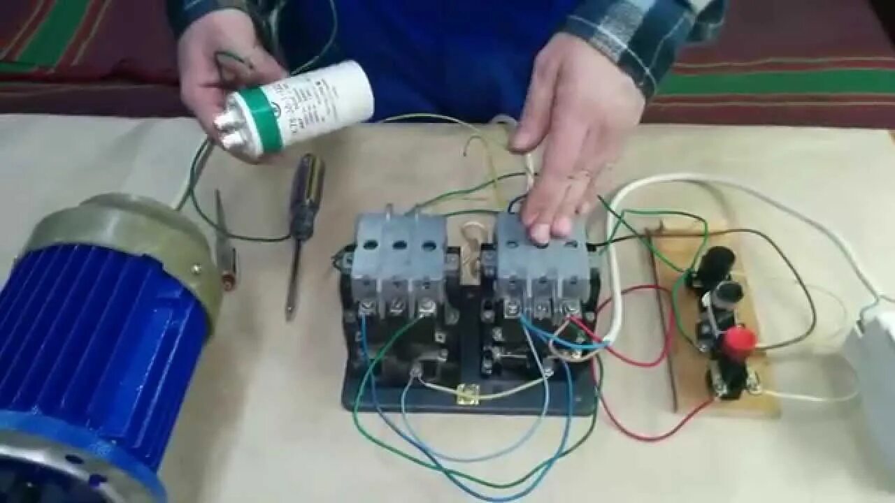 Подключение двигателя с конденсатором реверсом. Конденсатор для трехфазного двигателя на 220 вольт. трёхфазный двигатель 380 на 220. реверс двигателя 380 с кнопками. реверс двигателя 380 на 220 через конденсаторы.
