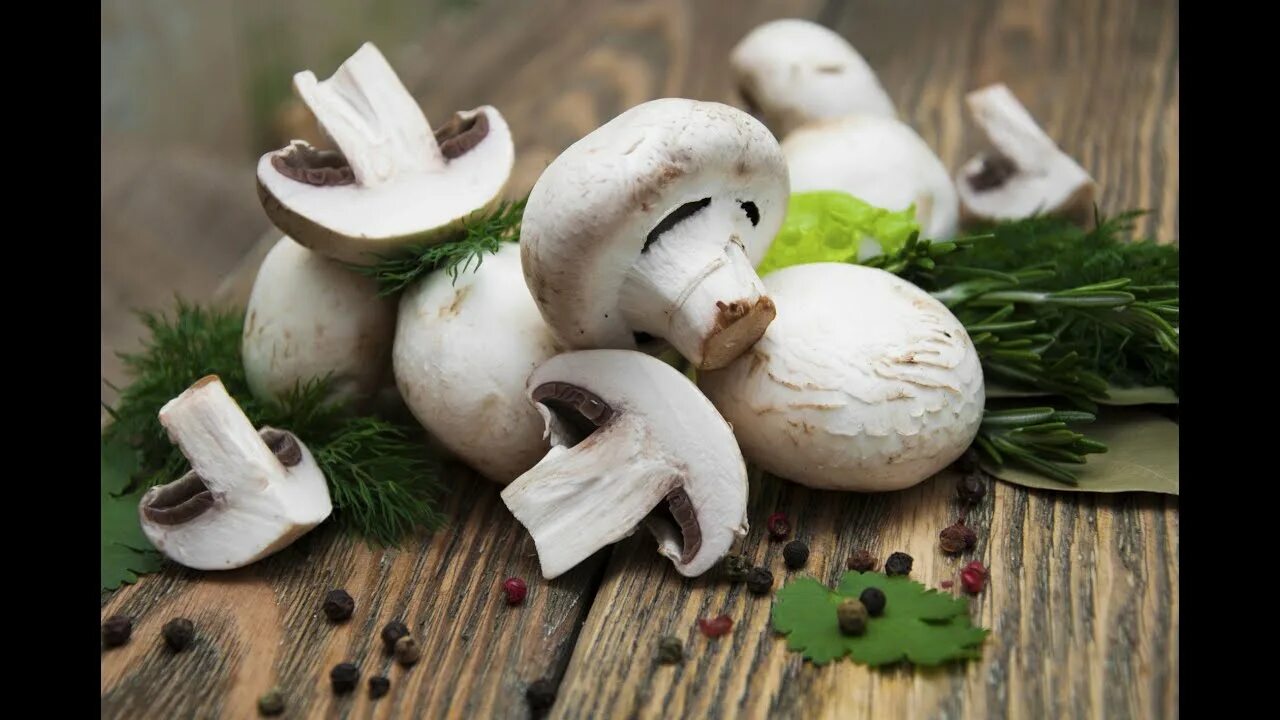 шампиньоны целиком лежат на лаваше. нужно ли варить шампиньоны перед жаркой. курица с целыми шампиньонами. вареные шампиньоны. варка шампиньонов.