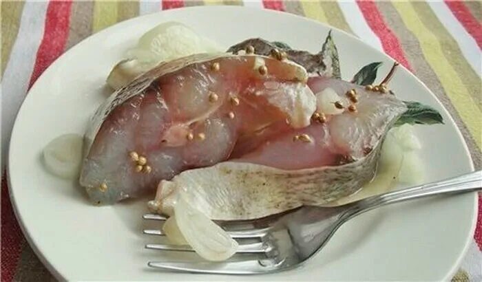 Селёдка из толстолобика. Маринованный толстолобик. Как замариновать толстолобика. Толстолобик. Маринованная рыба толстолобик в домашних.