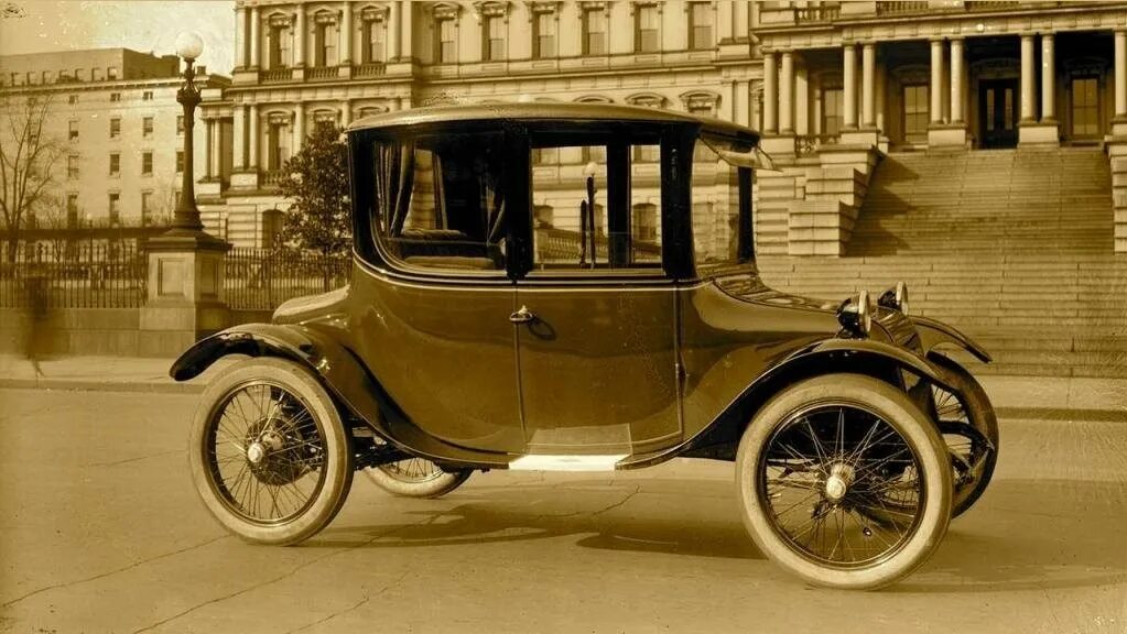 Первая электро. Detroit Electric электромобиль. Электромобиль 1923 Milburn Electric model 27l. Первый электромобиль 1841.