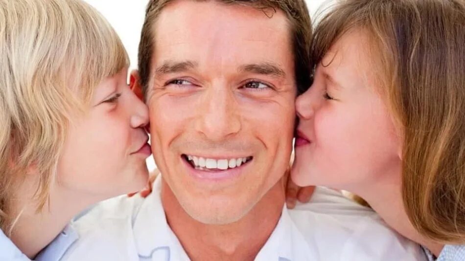 Про папу можно. Семейное счастье юмор. Поцелуй семья. Академия счастливой семьи. Ты счастливая семья.