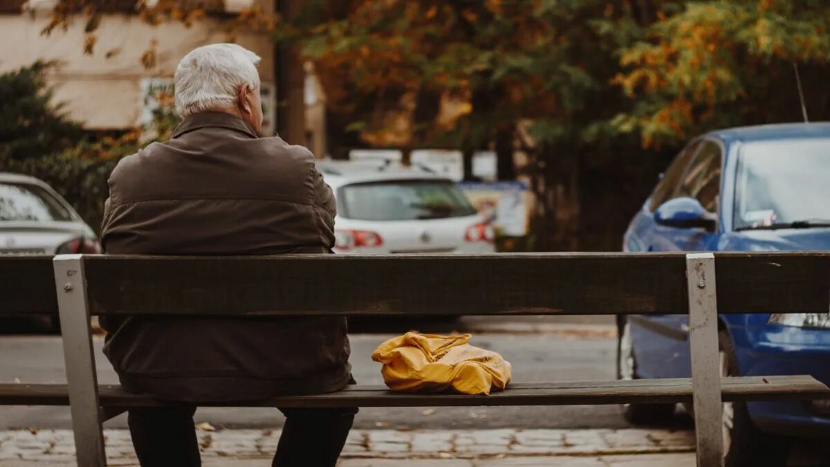 Пенсионеры возраст. Пожилой человек идет. Пенсионеры уходят. Пенсионеры уходят. Повышение пенсии в 2023 году пенсионерам.