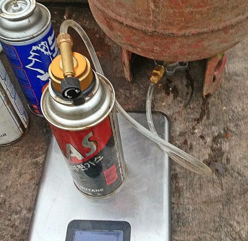 Заправить баллончик. Переходник для заправки баллончик краской. Ниппель на баллон wd-40. Газ туристический резьбовой пропан. Перезаправляемый баллон с краской.