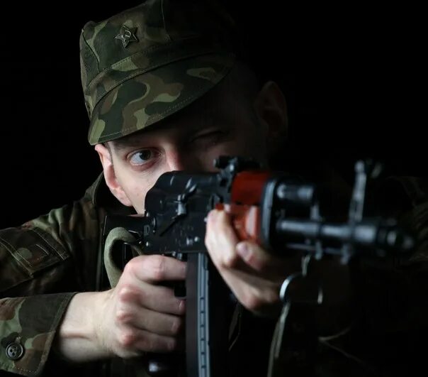 Pedro aboud by lucio luna. красивые военные мужчины. мужчина военный. военный пистолет. брутальная одежда для мужчин.