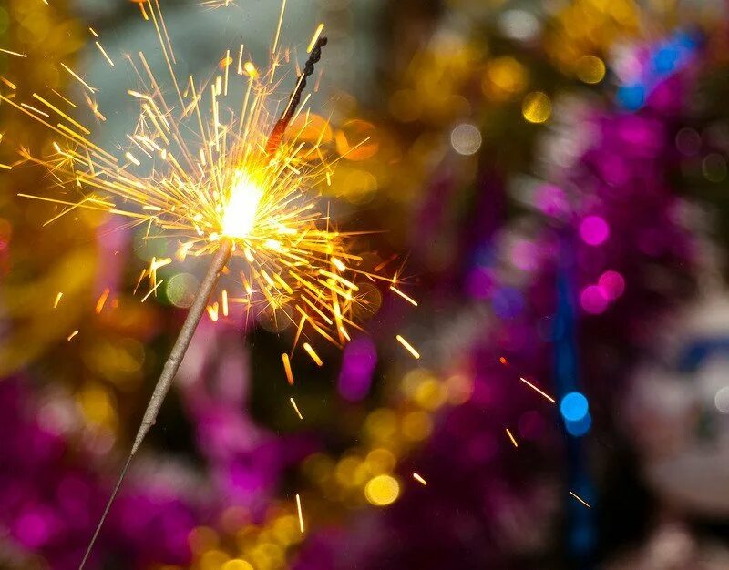 Бенгальские огни в виде елки. Елка для детей. Бенгальский огонёк новый год. 0920. Бенгальские огни новый год.