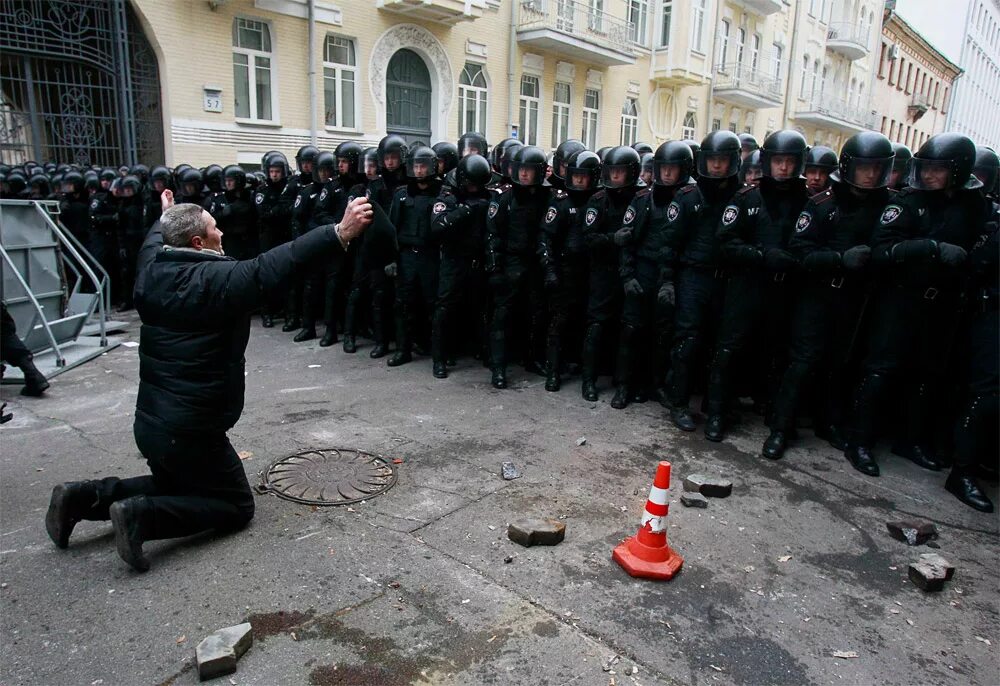 Один против многих. Один против толпы. Один против одного.