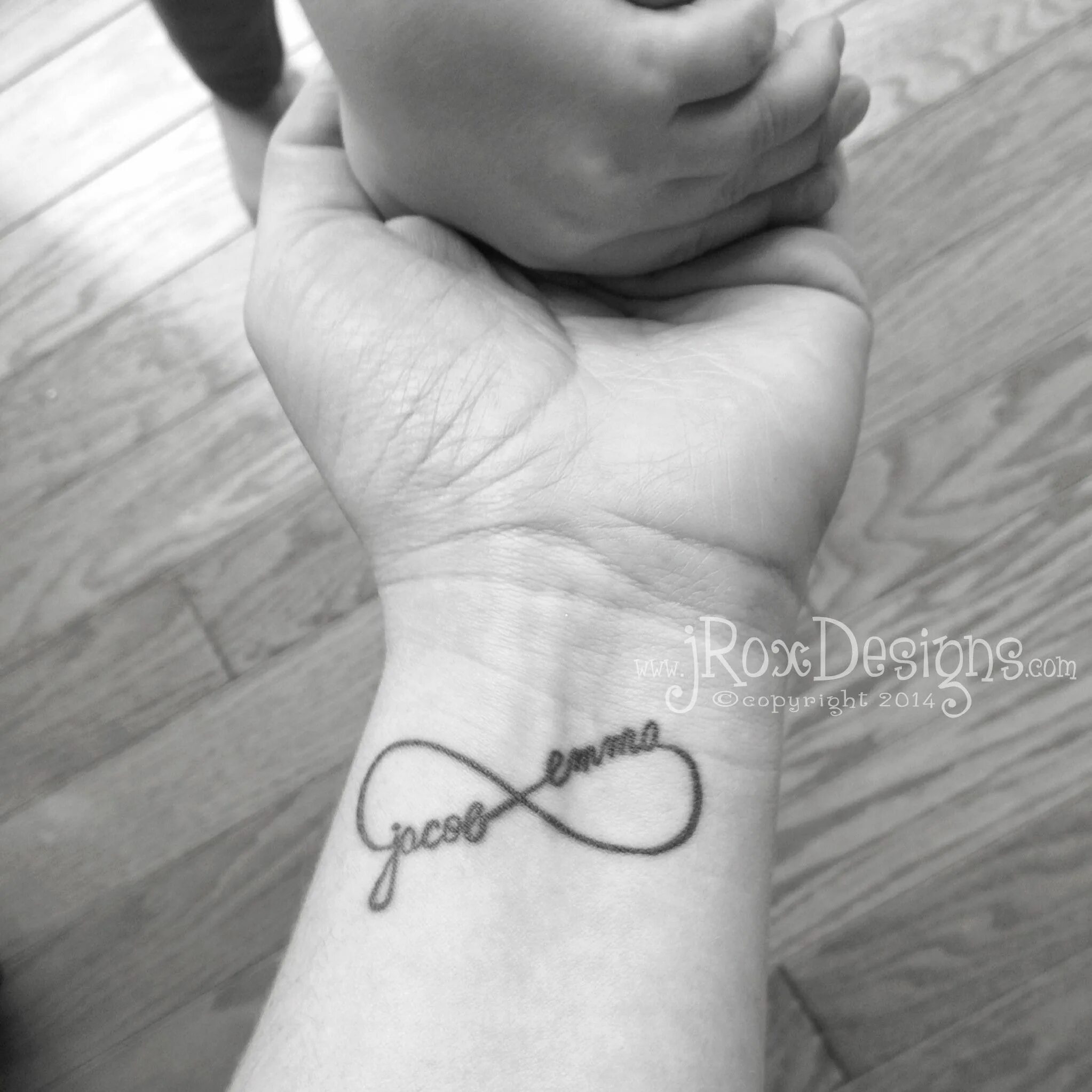 тату римские цифры на запястье. даты детей на запястье тату. тату с датой. тату с именем. тату дата рождения на запястье.