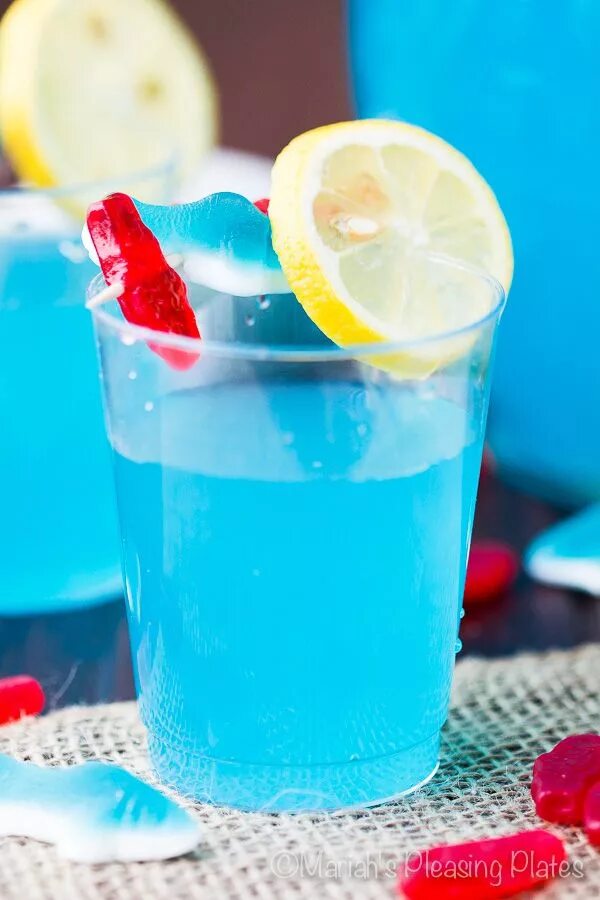 Blue punch. Beer punch blue. Пунш на вечеринке. Голубой напиток для детей. Пунш голубого цвета.
