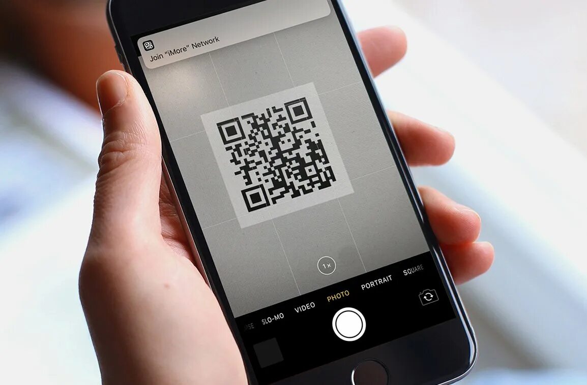 QR код. Сканирование QR. Сканируй QR код. Смартфон с QR кодом на экране.