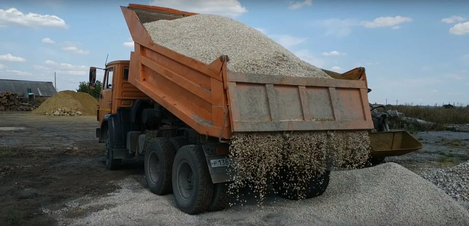 Камаз 6520 с щебнем. Камаз с щебнем. Пгс камаз. Гравий пгс камаз. Камаз 55111 с щебнем.
