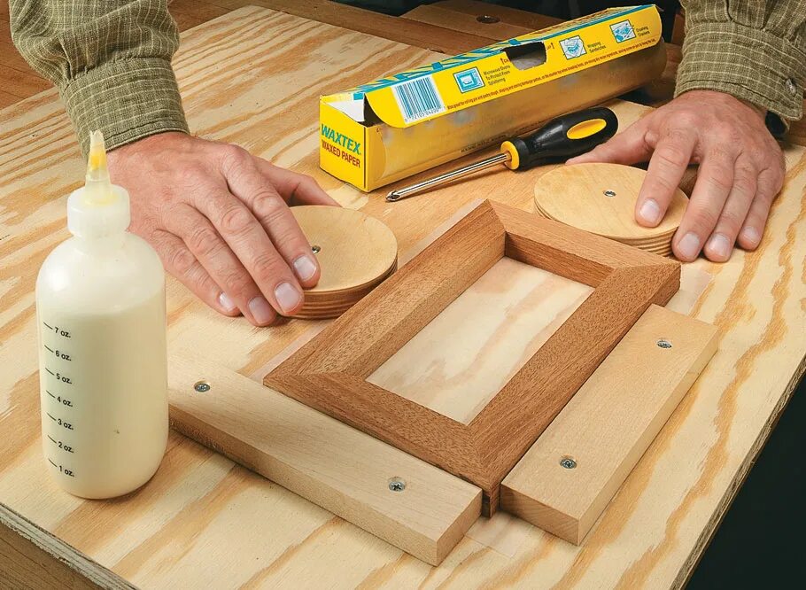 Изготовление деревянных рамок. Приспособление для склеивания деревянных рамок. Приспособление для склейки деревянных рамок. Сборка деревянных рамок. Склеить рамку из дерева.