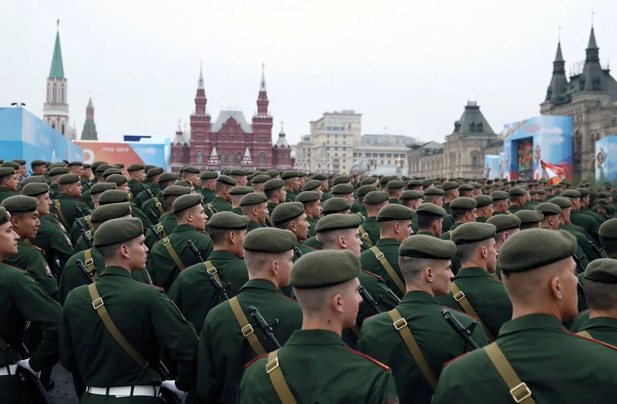 Участие в параде 9 мая. Солдаты на красной площади. Военный парад. Военные на красной площади. Военнослужащие на красной площади.