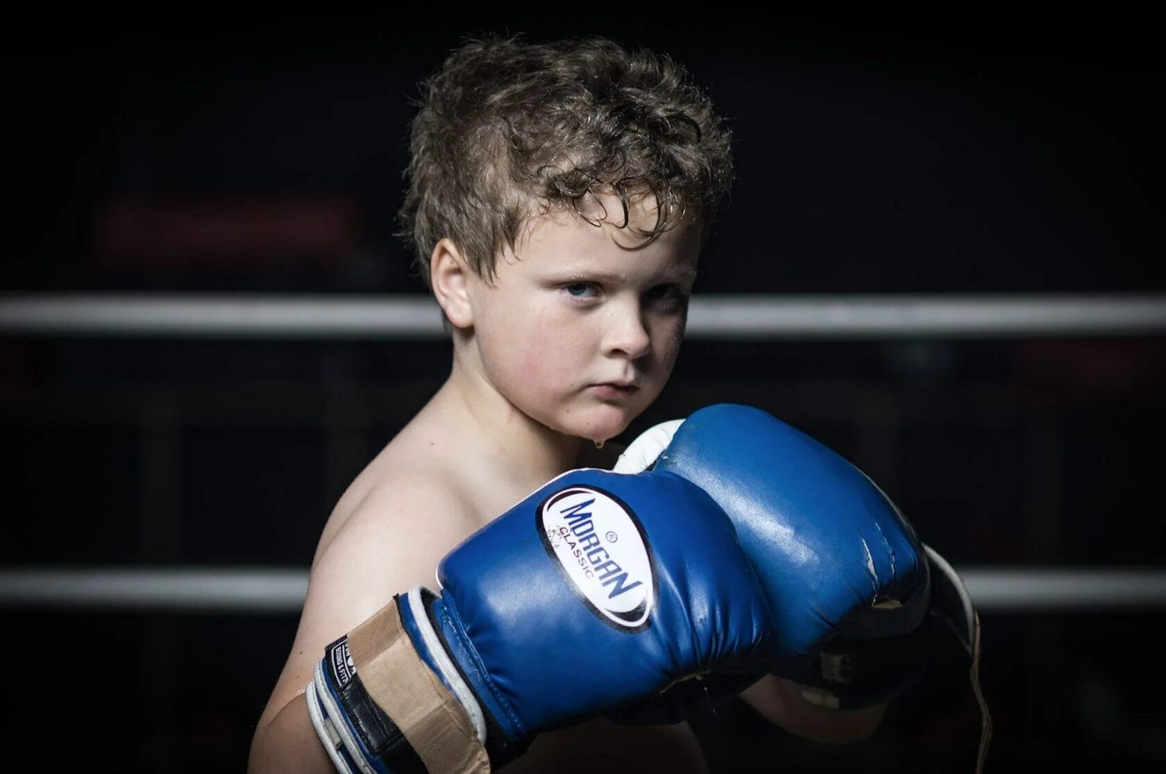 Покажи картинки бокса. Мальчик в боксерских перчатках. Ребенок боксер. Детский бокс. Бокс дети.