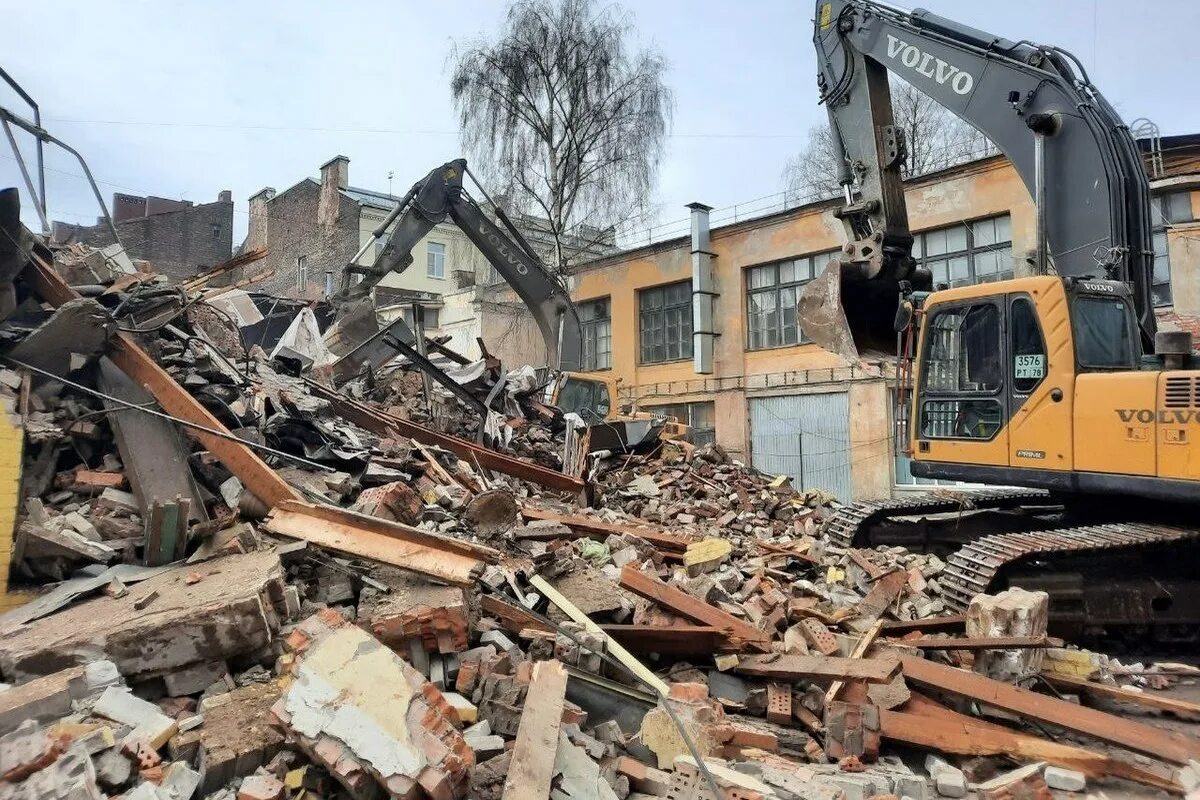 Снос жилых домов. Реконструкция пятиэтажек в москве. Произошел снос. Ховринская больница в москве снесли. Экран новотроицк снесли.