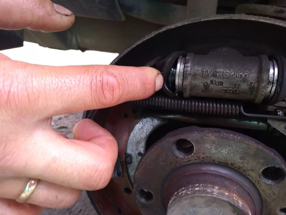 Задние цилиндры в барабане тойота королла 120. Задние тормоза королла е100. Задний цилиндр на ваз 2114. Замена тормозного цилиндра газ 3307. Как поменять задний цилиндр.