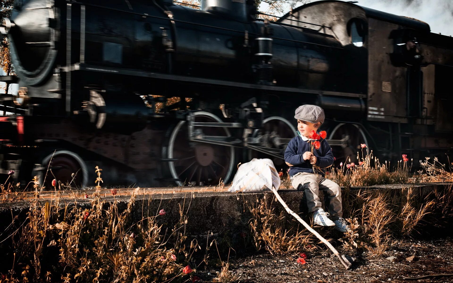 Мальчик железная дорога. Фотосессия с паровозом. Человек паровоз. Мальчик и паровоз. Железная дорога для детей.