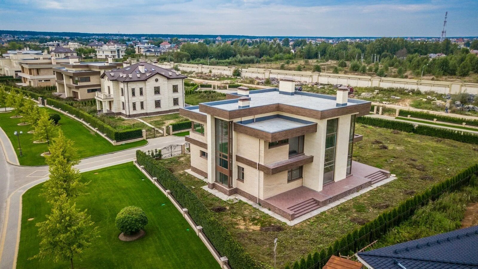 Продажа Коттедж 579м2, 4 спальни Лот 52921 МТ