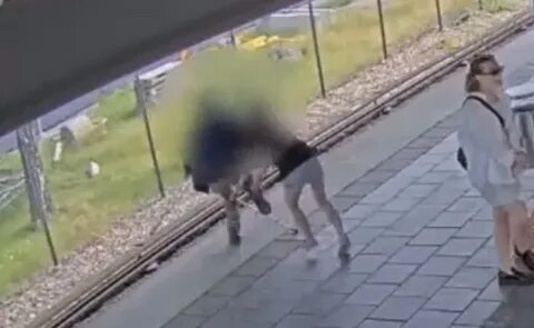 Две девочки выбежали