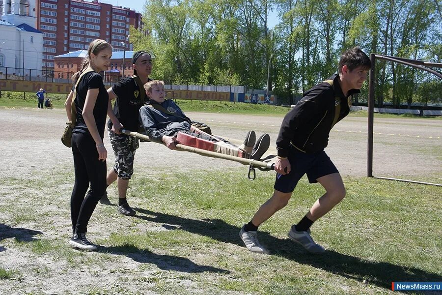 Зарница 3 класс. Зарница полоса препятствий. Полоса препятствий Зарница в школе. Преодоление препятствий Зарница. Зарница школа безопасности.