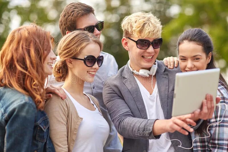 Подросткам приходят сообщения. Подросток с планшетом. Подросток с планшетом фото. Happy teenager and Computer PSD. Selfie with PC.