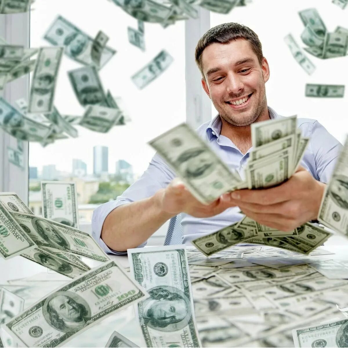 Лучшие схемы заработка. Заработок за решение работ. Человек компьютер деньги. Заработок денег. Бизнес в интернете.