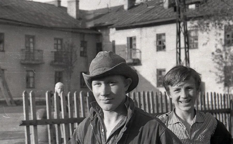 Парень с нашего двора. Ребята с нашего двора. наш двор.
