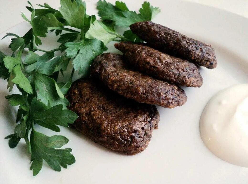 Рецепт котлет с куриной печенью. Оладьи из куриной печени. печеночные котлеты. печёночные оладьи из куриной печени. бл.да из куринной песени.