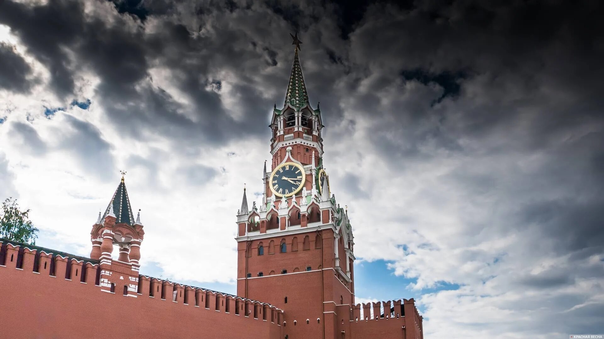 Горит башня кремля
