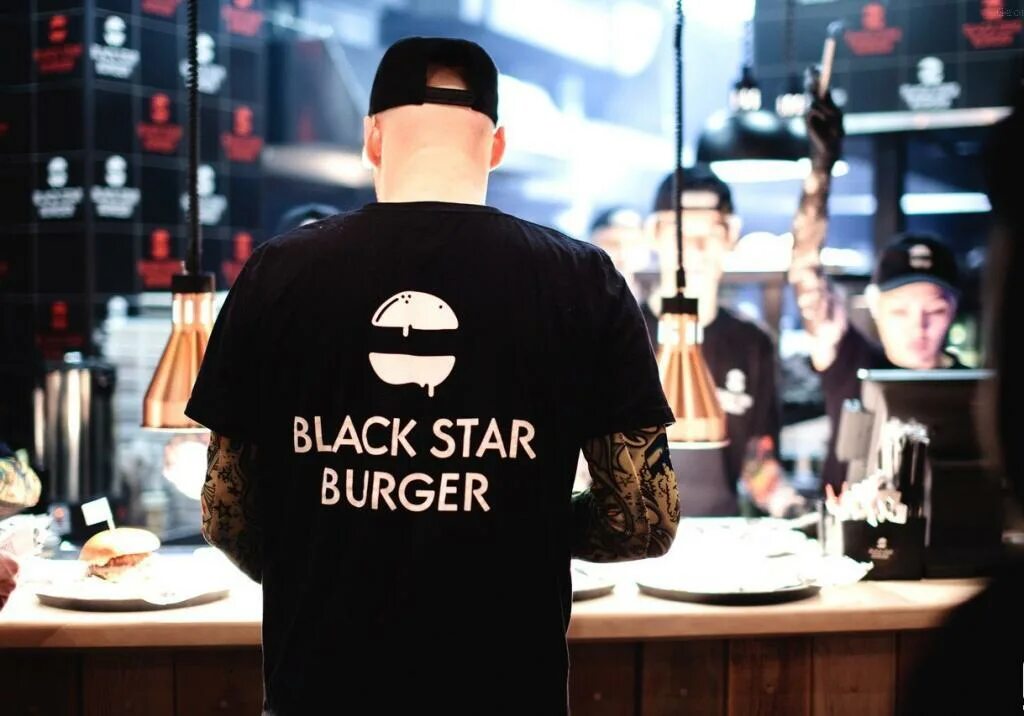 Блэк стар телефоны. Тимати ресторан black star burger. футболка black star burger. тимати блэк стар бургер. бургерная тимати в москве.