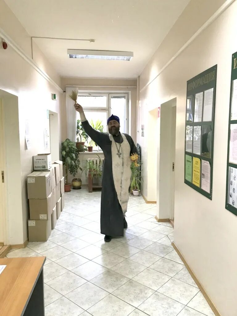 священник освящает дом. служба помещения. батюшка освятил помещение. батюшка. священник освящает.