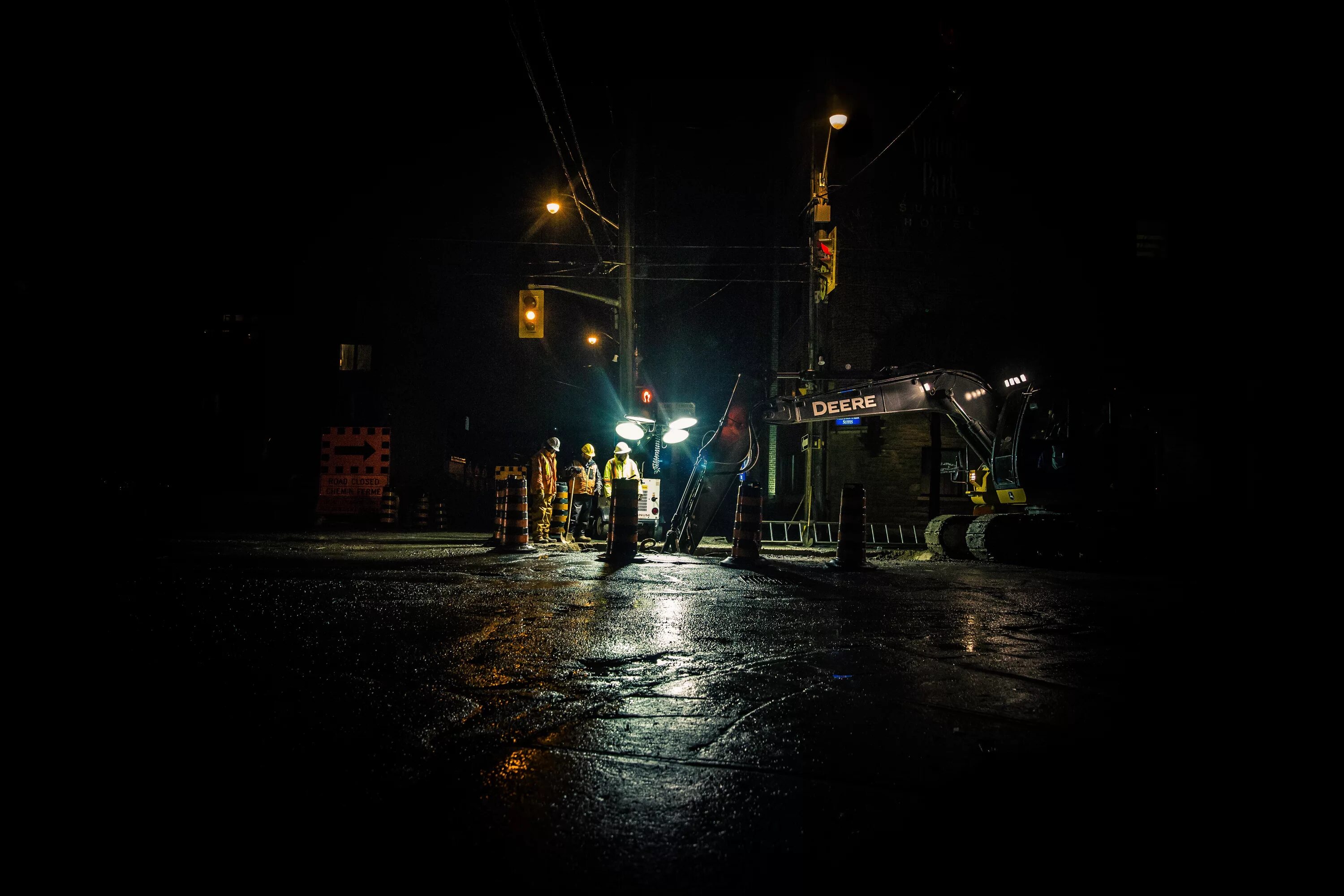 Стройка ночью. Освещение строительной площадки. Ночное освещение на стройке. Дорожные рабочие ночью.