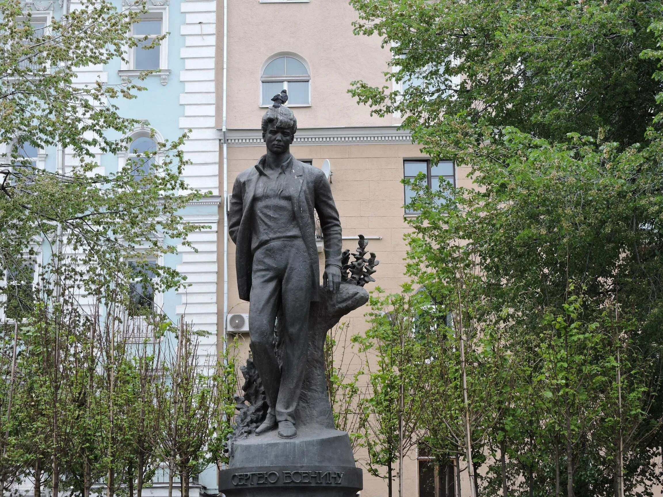 Памятник есенину на тверском. Памятник есенина в москве. памятник сергею есенину. памятник есенина в москве на тверском бульваре. памятник сергею есенина москва.