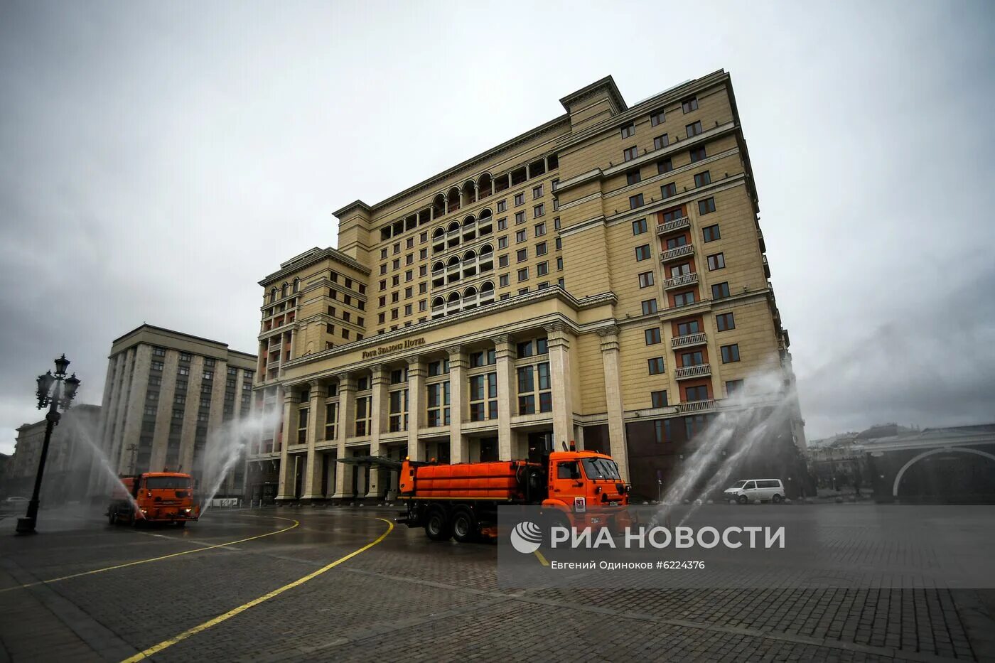 Когда снесли гостиницу москва. Гостиница москва снесли. гостиница у кремля.
