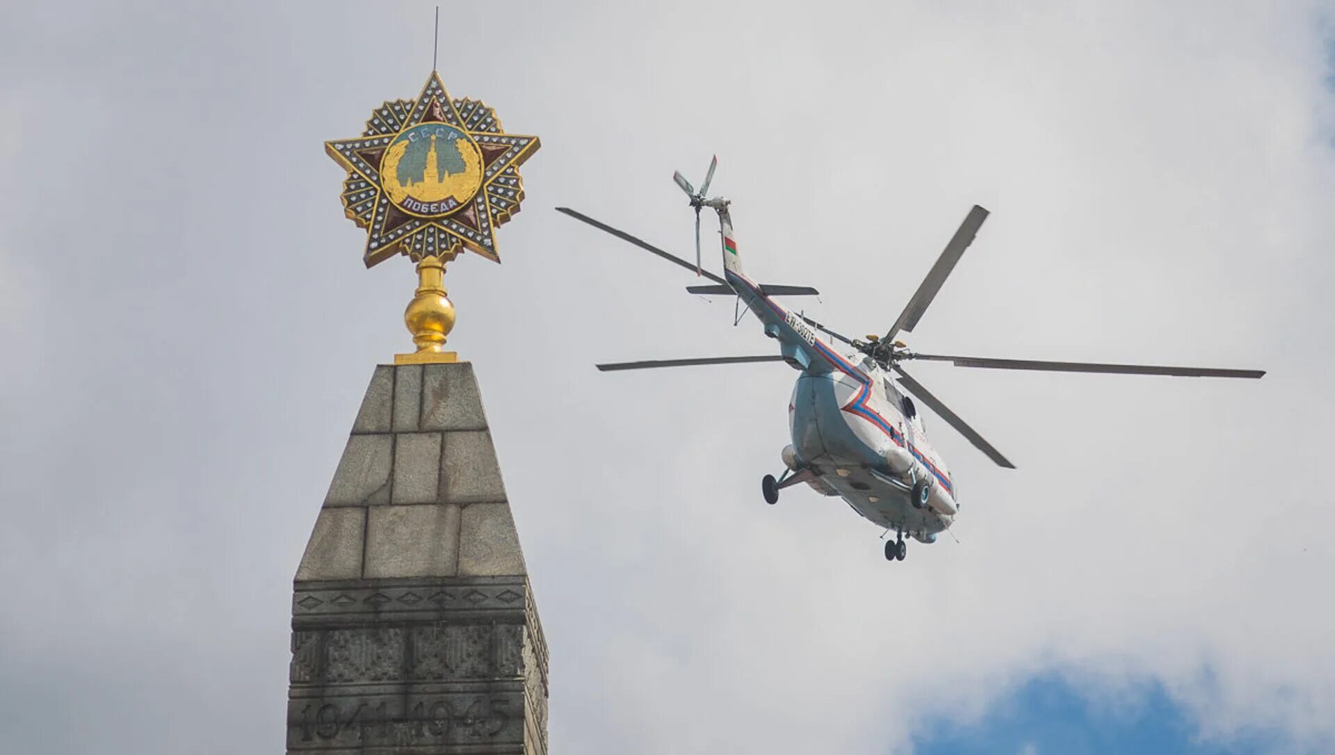 Почему над минском летают вертолеты. Вертолет МЧС Беларуси в небе над Минском.