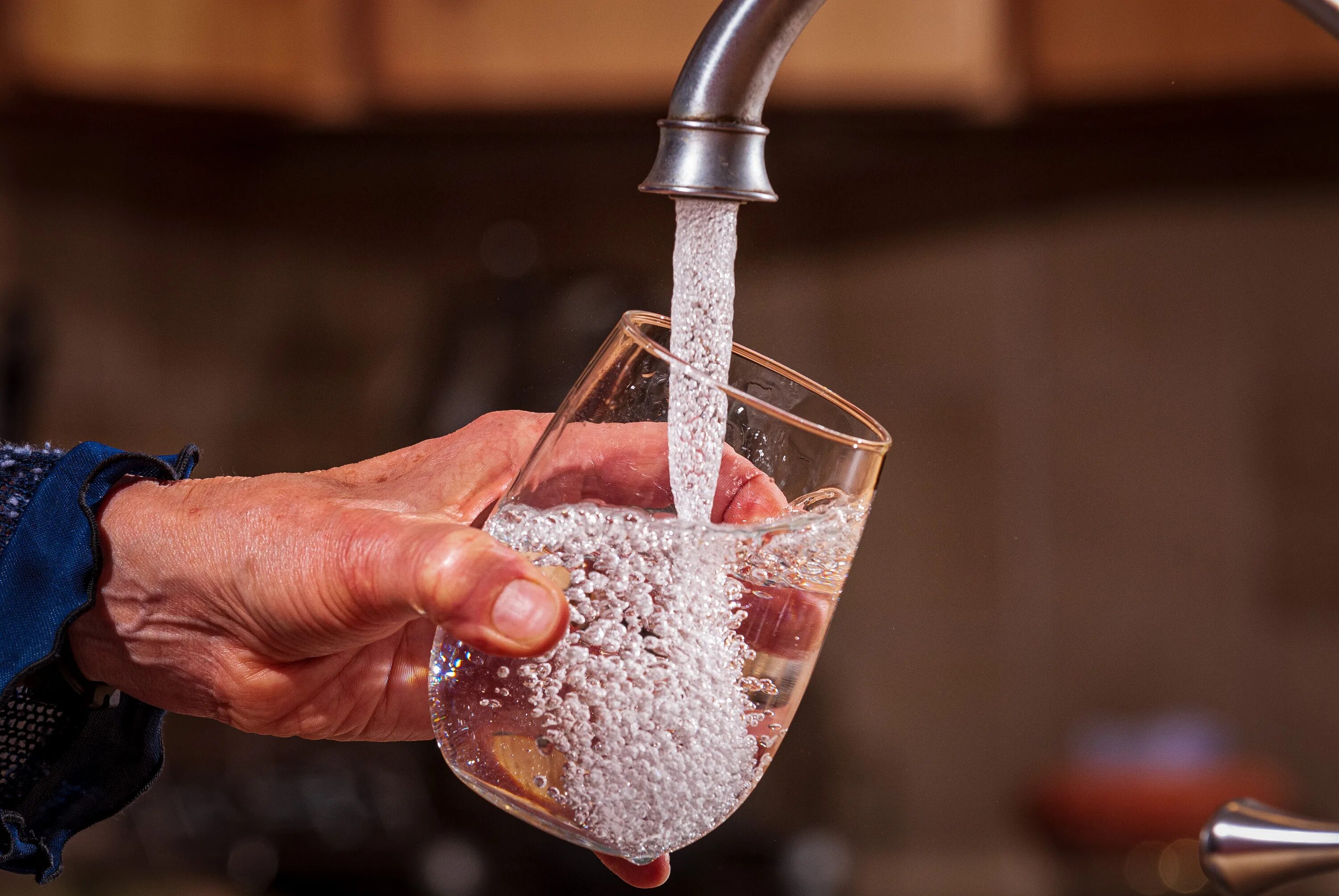 Жесткая вода. Жесткая вода в быту. Жесткая вода картинки. Жесткая и мягкая вода. Влияние жесткой воды