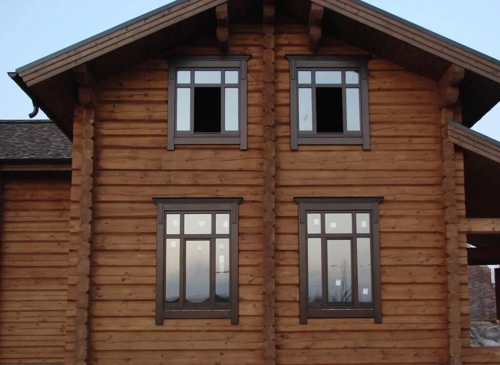 Окна в деревянном доме. Деревянные пластиковые окна. Обналичка на окна. Наличники на окна деревянные. Резные наличники на окна.