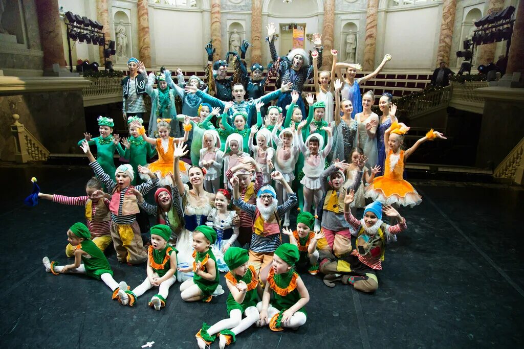 образцовый хореографический ансамбль "островок. ансамбль россияночка спб народного танца. сибирская кадриль танец. хореографический ансамбль надежда норильск-москва. народный танец петербург.