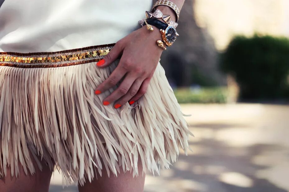 Ковбойская юбка с бахромой. Платье с бахромой vakko. 02. Бахрома 2024. Костюм женский с бахромой.