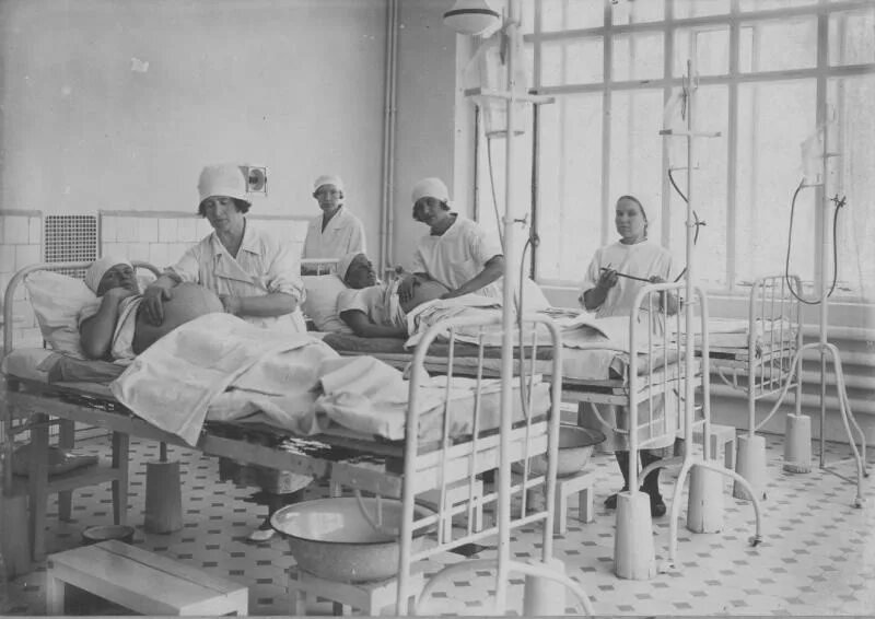 Первая больница для детей. Родильный госпиталь России 19 века. Родильный госпиталь России 18 века. Больница СССР 1930 Е годы.