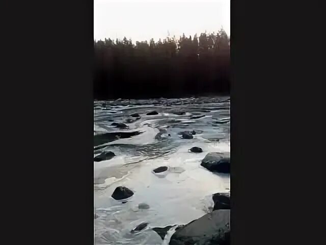 Красные реки в псковской. Река встала. Скалистый берег реки. Обрыв у реки. Скалистый берег озера.