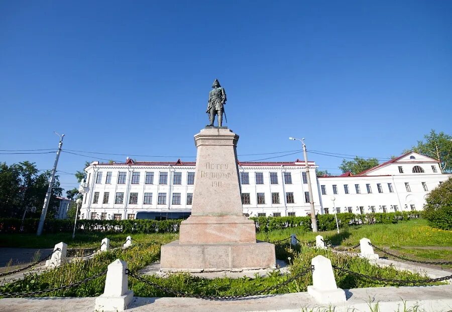 П г архангельский. Памятник Петру i (Архангельск). Город Архангельск памятник Петру первому. Памятник императору Петру великому в Архангельске. Статуя Петра 1 в Архангельске.