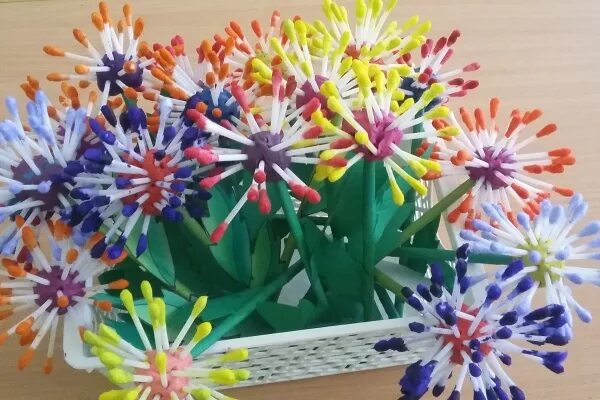 Цветы из ушных палочек. Поделка цветы в детский сад. Цветы из ватных палочек. Цветок из ушных палочек и пластилина.