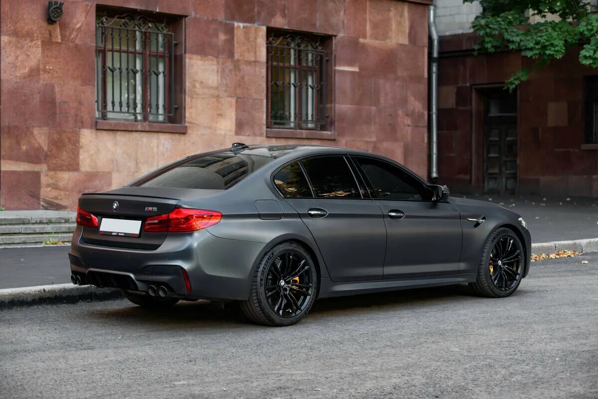 Бмв м5 асфальт. BMW m5 f90 2018. BMW m5 f90 Black. BMW m5 f90 серая матовая. BMW m5 f90 Black Matt.