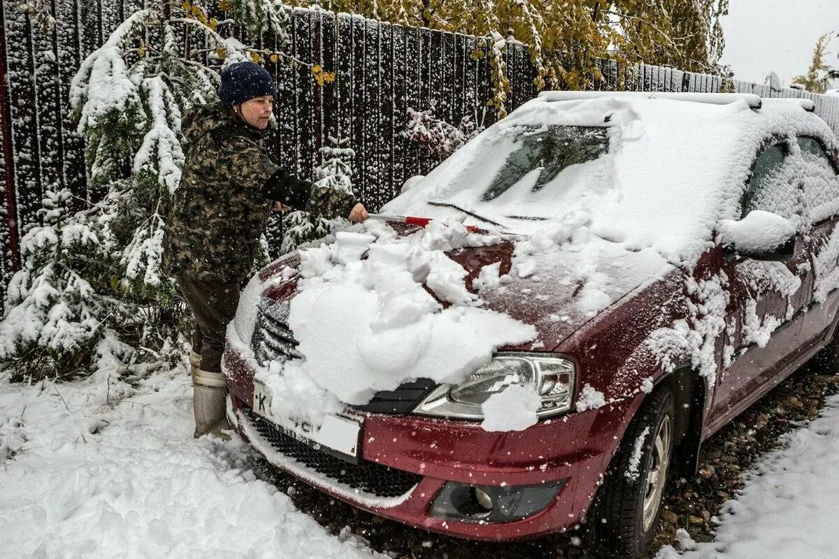 Греть или не греть двигатель зимой. Прогрев машины зимой. Прогрев двигателя автомобиля. Машина в снегу. Прогретый автомобиль зимой.