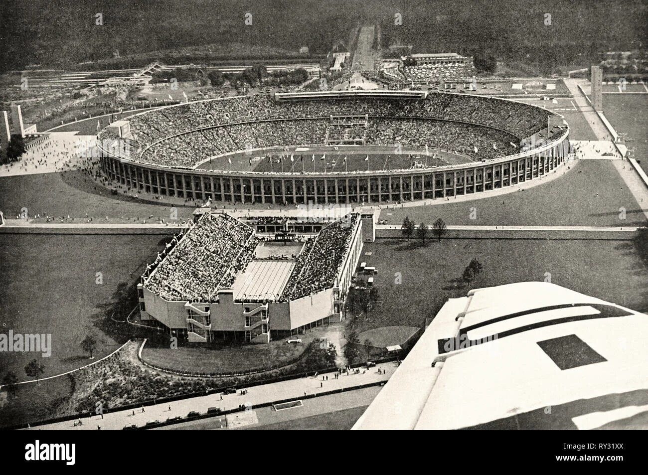 Xi олимпийские игры. 1936 Берлин "Олимпиаштадион". Стадион в Берлине 1936. Олимпийский стадион Германия 1936. Олимпийские игры 1936 года в Берлине стадион.