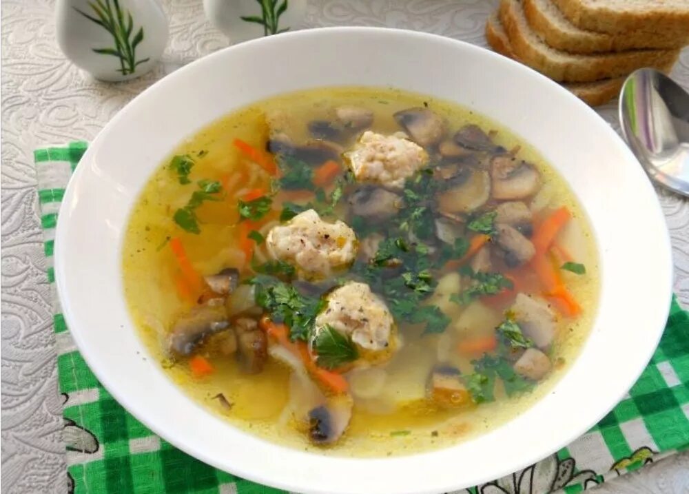 Суп курица с грибами и картошкой. Грибной суп с фрикадельками. Суп с фрикадельками и грибами шампиньонами. Суп картофельный с грибами. Суп картофельный с фрикадельками и грибами.